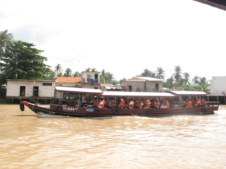 Thanh niên kiều bào khám phá chợ nổi Cái Bè - ảnh 2