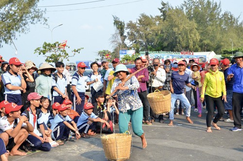 Nô nức trảy hội Xuân ở các địa phương - ảnh 2