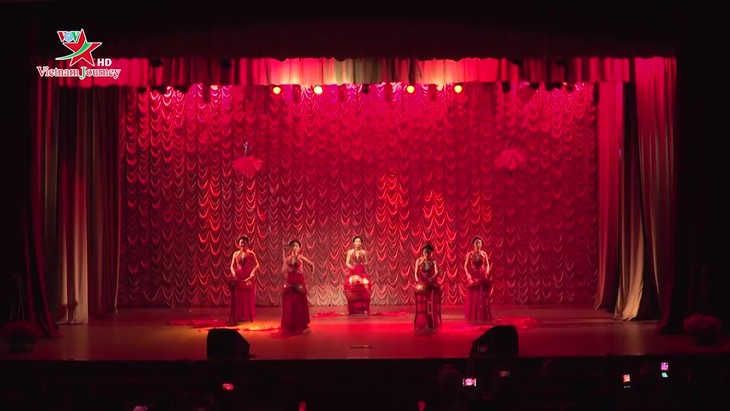 Đêm giao lưu văn nghệ “Tâm hồn đồng điệu Việt-Nga” tại trường Đại học Tài chính-LB Nga - ảnh 1