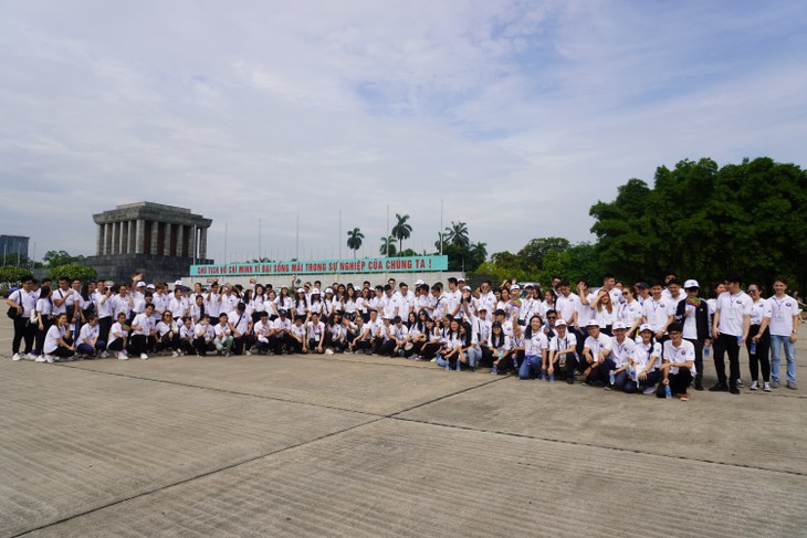 Thanh niên kiều bào ấn tượng khi tham Di tích nơi ở của Chủ tịch Hồ Chí Minh - ảnh 2