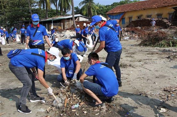 Chung tay làm sạch môi trường khu vực sông Hồng và cầu Long Biên - ảnh 1