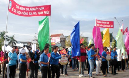 Ramai dengan kegiatan- kegiatan pemberangkatan pasukan   Bulan Pemuda 2012. - ảnh 1