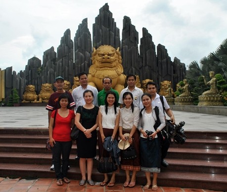 Rombongan wartawan Laos  melakukan kunjungan kerja di Vietnam. - ảnh 4