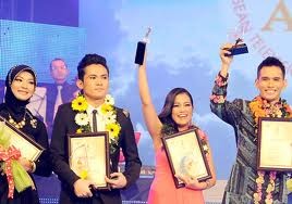 Pertemuan  dengan  biduan peserta Festival Biduan Emas  TV ASEAN -2012 - ảnh 1