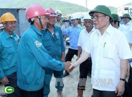 Ketua MN Nguyen Sinh Hung melakukan kunjungan kerja di Zona Ekonomi Vung Ang - ảnh 1