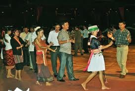 Tari Lam Vong dalam malam Carnaval Ha Long - Quang Ninh  2012. - ảnh 4