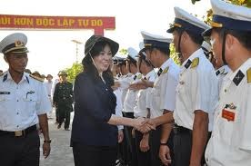 Rombongan pejabat  berbagai propinsi mengunjungi kabupaten pulau Truong Sa. - ảnh 1