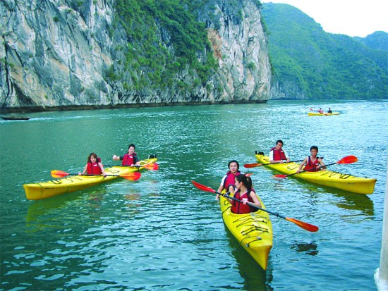 Orang Thailand dengan Teluk Ha Long. - ảnh 2