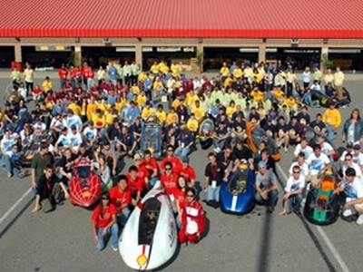 Wakil  Presiden Nguyen Thi Doan menerima para peserta Vietnam pada kontes Shell Eco-Marathon 2012   - ảnh 1