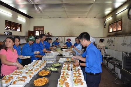 Nasi  vegetarian menghangatkan para calon ujian  - ảnh 1