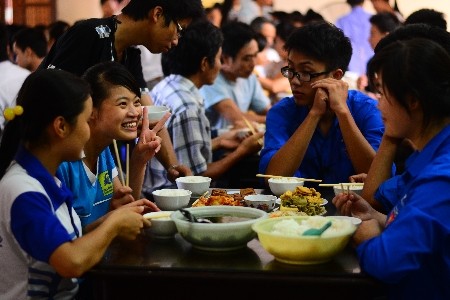 Nasi vegetarian menghangatkan para calon ujian - ảnh 1