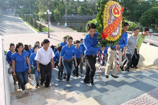 Aktivitas  “balas budi” terhadap prajurit penyandang cacad, pahlawan yang gugur dan orang yang berjasa terhadap revolusi di Vietnam - ảnh 2