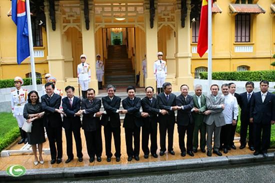 Upacara mengerek bendera ASEAN di samping bendera nasional Vietnam - ảnh 3