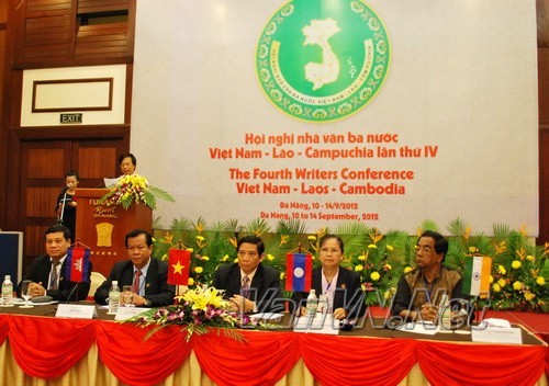 Konferensi  sastrawan 3 negara Vietnam-Laos-Kamboja  dibuka di kota Da Nang - ảnh 1