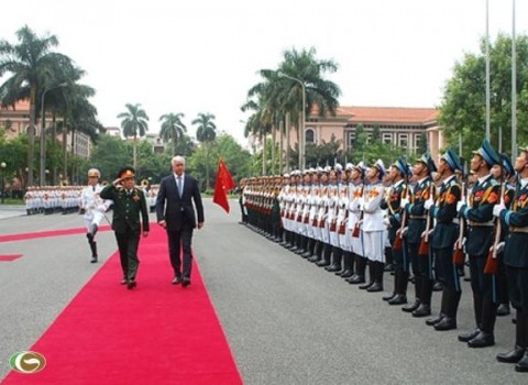 Menhan Ukraina melakukan kunjungan resmi di Vietnam. - ảnh 1