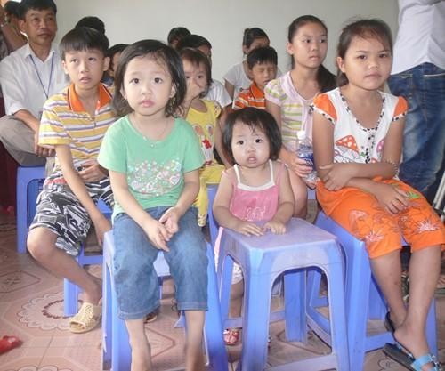 Wakil Ketua  MN Vietnam Tong Thi Phong  mengunjungi dan memberikan bingkisan kepada anak-anak sehubungan dengan Festival Pertengahan Musim Gugur . - ảnh 1