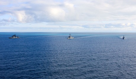 Rusia dan Jepang melakukan latihan perang anti bajak laut di lepas pantai Vladivostok - ảnh 1