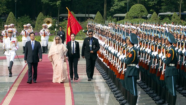 PM Vietnam Nguyen Tan Dung menerima PM Republik Rakyat Bangladesh Sheikh Hasina  - ảnh 1