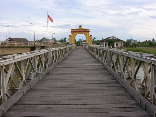 Berkunjung  di bekas medan tempur dulu- satu ragam wisata  yang sedang  menyerap banyak wisatawan - ảnh 1