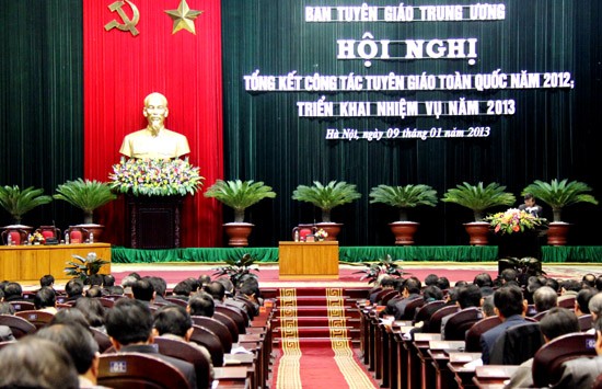 Konferensi Nasional evaluasi pekerjaan komunikasi dan pendidikan 2012 di Hanoi  - ảnh 1