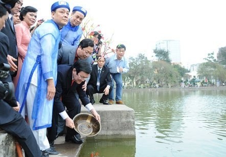 Presiden Vietnam Truong Tan Sang  bersama dengan para diaspora Vietnam  menghadiri program Musim Semi Kampung Halaman - ảnh 1