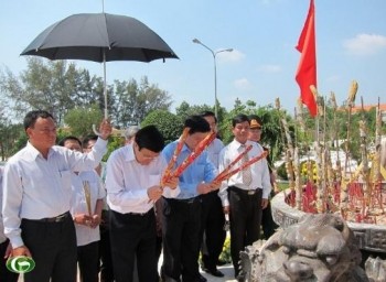 Presiden Vietnam, Truong Tan Sang berziarah ke Makam Pahlawan Phu Quoc - ảnh 1