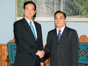 PM Vietnam, Nguyen Tan Dung menemui PM Laos,Thongsing Thammavong. - ảnh 1