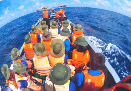 Program Mahasiswa dengan laut dan pulau Tanah Air - tahun 2013 - ảnh 1