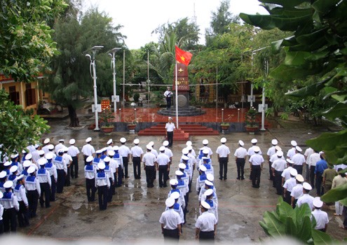 Upacara bendera di kepulauan Truong Sa - ảnh 1