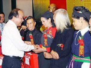 Memujui beberapa orang tipikal yang berprestise  di lima provinsi di Vietnam Utara. - ảnh 1