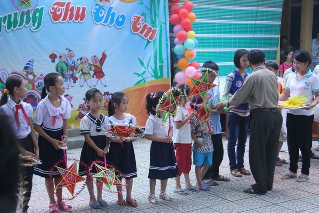 Banyak aktivitas yang  bermakna telah diadakan demi anak- anak sehubungan dengan Festival Medio Musim Rontok - ảnh 1