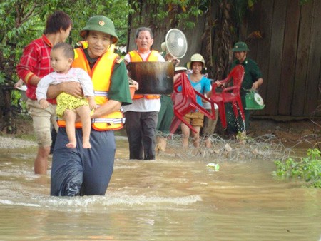 Meneruskan pekerjaan mengatasi akibat  hujan dan banjir di  Vietnam tengah dan daerah Tay Nguyen - ảnh 1