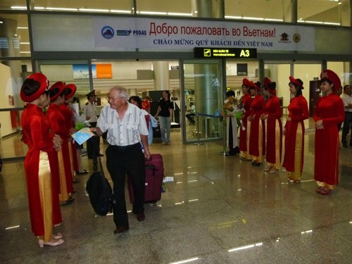 Wisatawan internasional pertama  menyongsong Hari Raya Tet Vietnam - ảnh 1