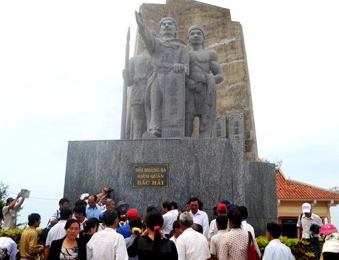 Nelayan pulau Ly Son memprotes Tiongkok membawa anjungan pengeboran Haiyang 981 ke wilayah laut Vietnam  - ảnh 1