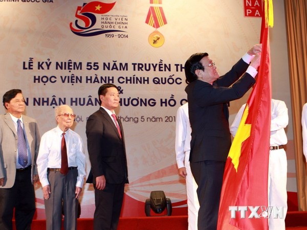 Presiden Vietnam Truong Tan Sang memberikan Bintang Ho Chi Minh kepada Akademi Administrasi Nasional - ảnh 1