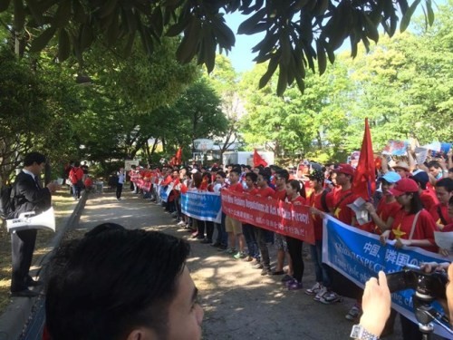 Orang Vietnam di Jerman terus  melakukan pawai memprotes Tiongkok - ảnh 1