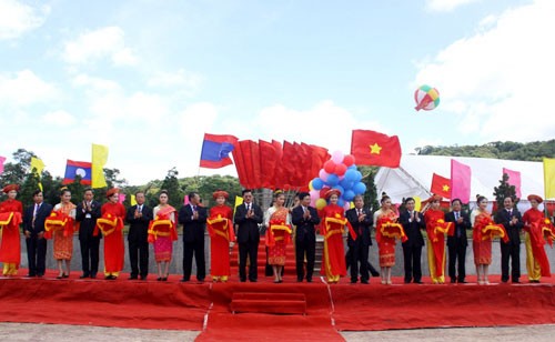 Peresmian pasangan pintu Koridor Internasional La Lay (Vietnam) - Salavan (Laos) - ảnh 1