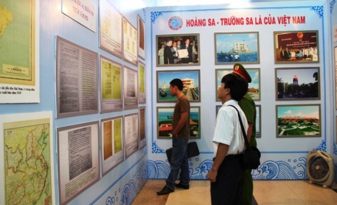 Pameran gambar  dan foto tentang kedaulatan laut dan pulau Vietnam - ảnh 1