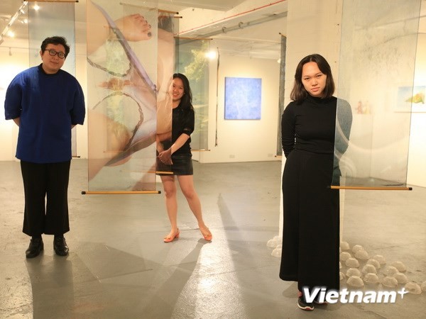 Para mahasiswa Vietnam mengadakan pameran tentang foto seni kontemporer di Inggeris - ảnh 1