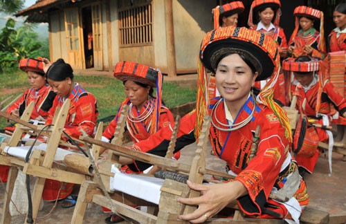 Memperbaiki mata pancaharian untuk wanita etnis minoritas dengan pertenunan tradisional - ảnh 1