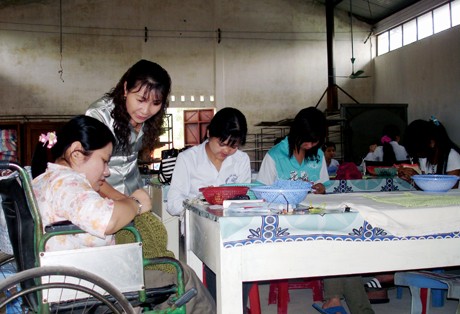 Memberikan bantuan untuk menciptakan lapangan kerja  bagi orang penyandang cacad - ảnh 1