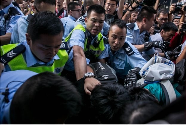 Polisi  Hong Kong (Tiongkok)  menindak  keras  pembubaran tempat demonstrasi  Mong Kok. - ảnh 1