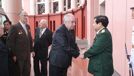 Menhan VN Phung QuangThanh menerima delegasi veteran perang Rusia dan Belarus - ảnh 1