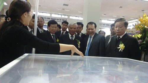 Deputi PM Vu Van Ninh menghadiri Pameran internasional VIETCONSTECH-2014 - ảnh 1