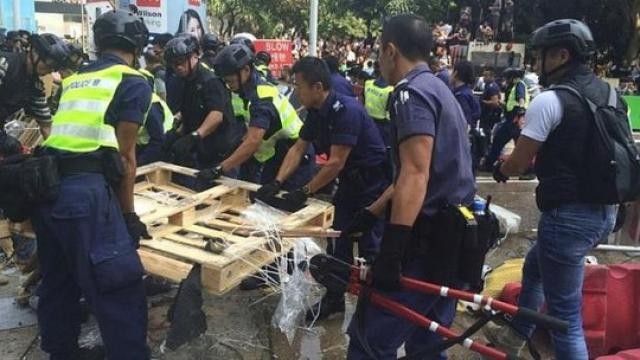 Polisi Hong Kong (Tiongkok)membubarkan zona demonstrasi yang terakhir - ảnh 1