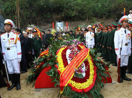 Puluhan ribu orang datang berziarah Makam Jenderal Vo Nguyen Giap - ảnh 1