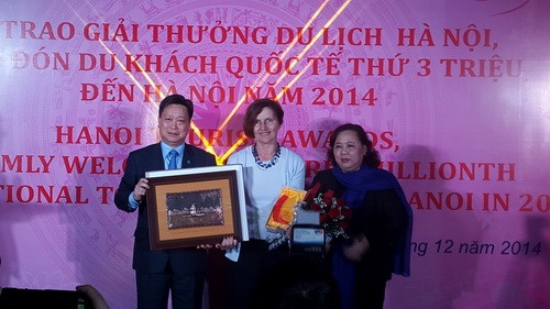 Menyambut kedatangan wisatawan ke tiga juta di kota Hanoi tahun 2014 - ảnh 1