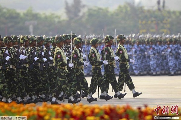 Myanmar melakukan parade militer sehubungan dengan Hari Nasional - ảnh 1