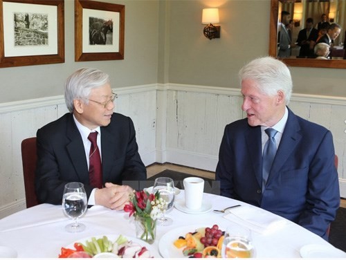 Sekjen Nguyen Phu Trong mengunjungi keluarga  mantan Presiden Bill Clinton - ảnh 1