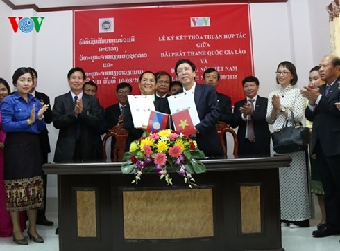 Penandatanganan Permufakatan kerjasama antara VOV dan Radio Nasional Laos - ảnh 1